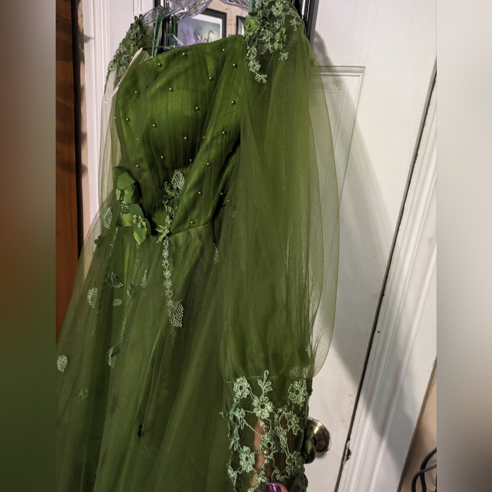 Elegant Olive Green Prom Dress with Floral Appliqué - Picture 6 of 12